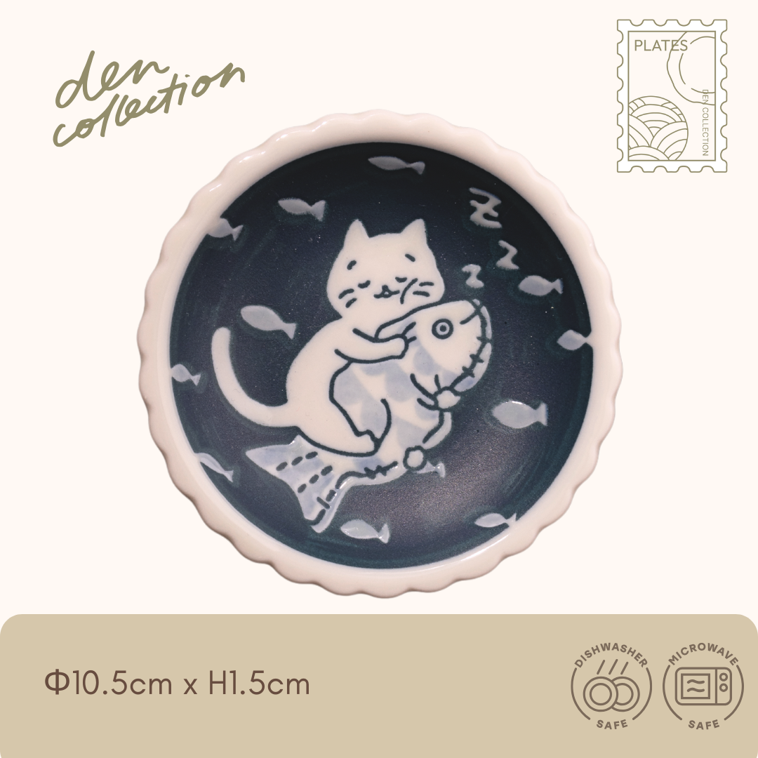 Shiro no Kyuujitsu Plate – dream catch design with a sleeping cat hugging a fish. Japanese ceramic plate with a whimsical and calming feel.  
シロの休日 プレート(夢見るひととき)。魚を抱いて眠る猫が描かれた、癒しのデザインの日本製プレート。